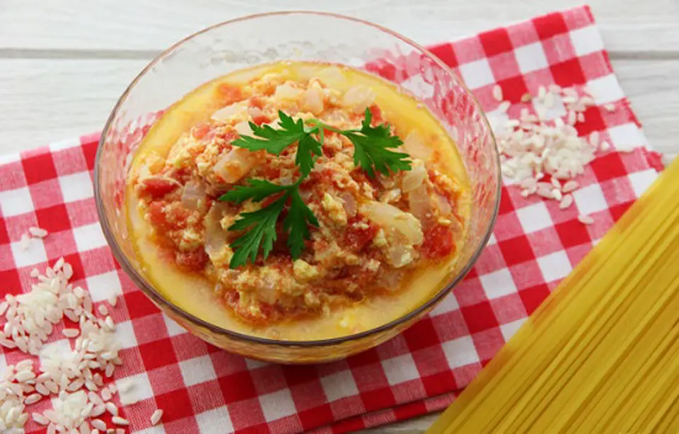 Cách làm canh trứng cà chua nóng hổi cho bữa tối