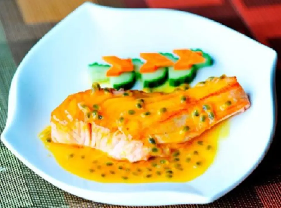 Cách làm gà áp chảo sốt chanh dây ngon tuyệt