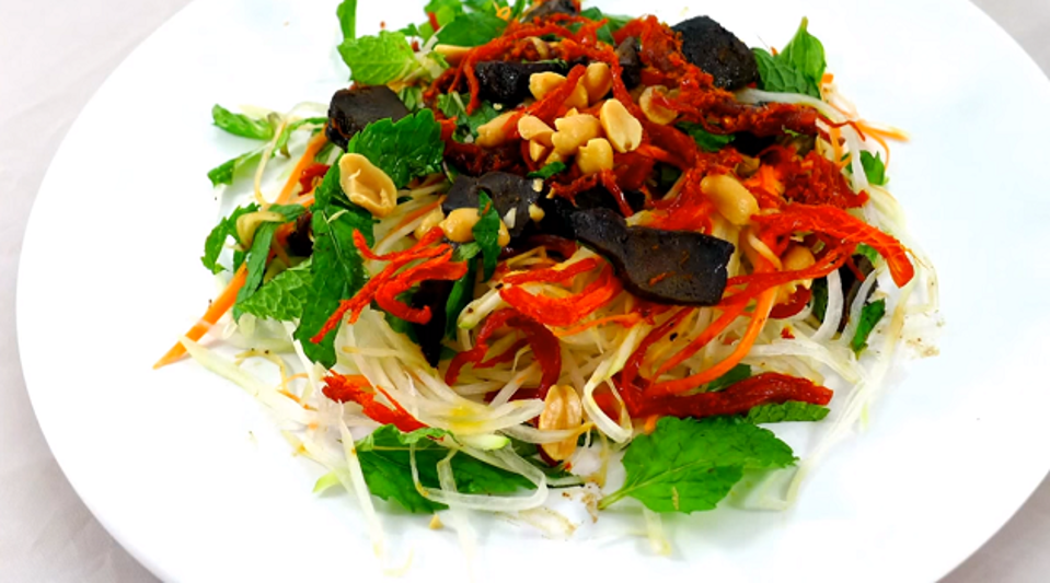 Cách làm gỏi đu đủ bò khô chống ngán cho ngày Tết