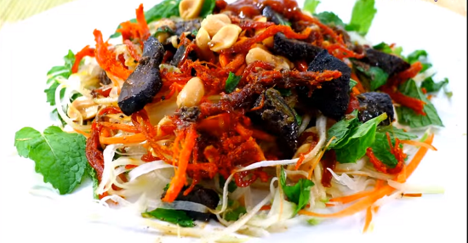 Cách làm gỏi đu đủ bò khô chống ngán cho ngày Tết