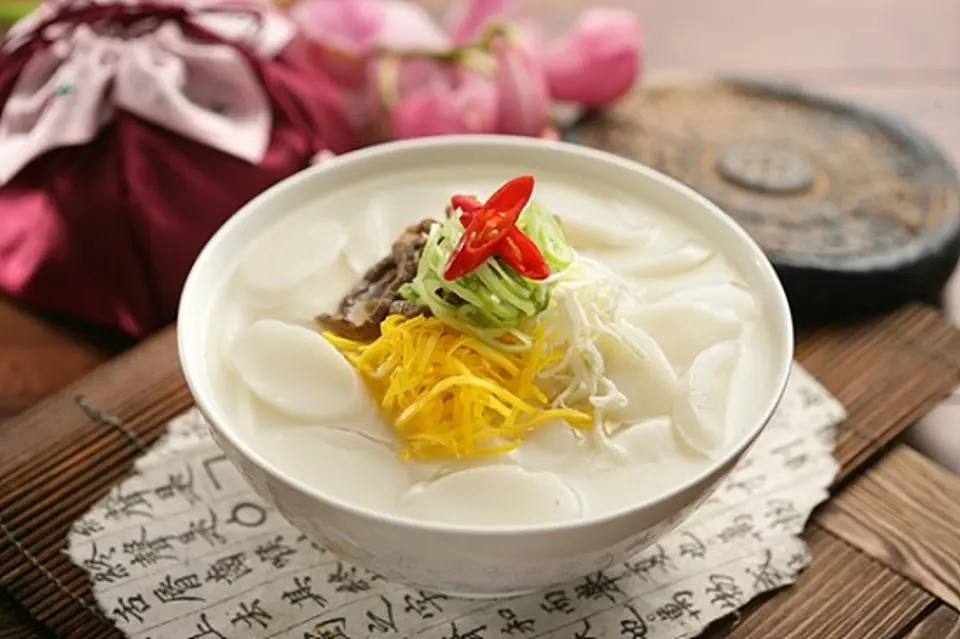 Cách làm món canh bánh gạo Hàn Quốc đón tết may mắn