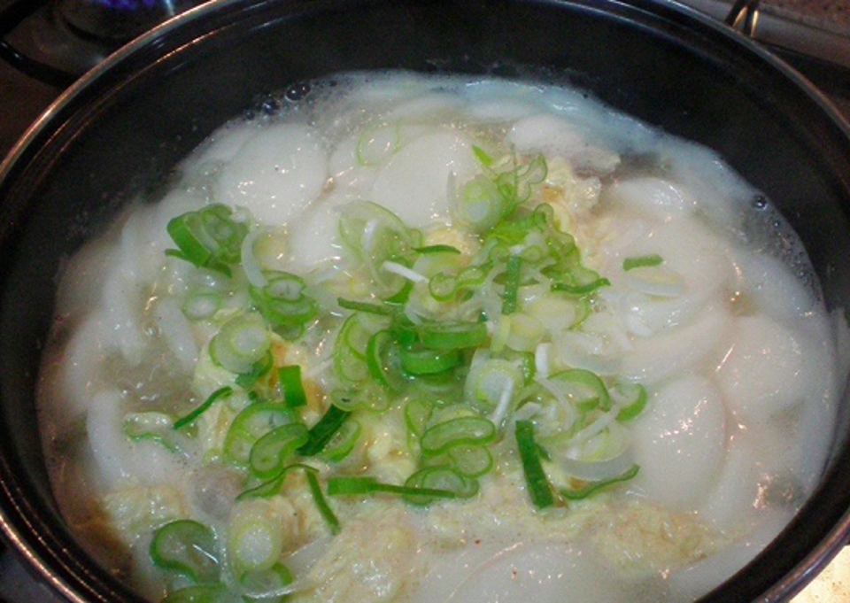 Cách làm món canh bánh gạo Hàn Quốc đón tết may mắn
