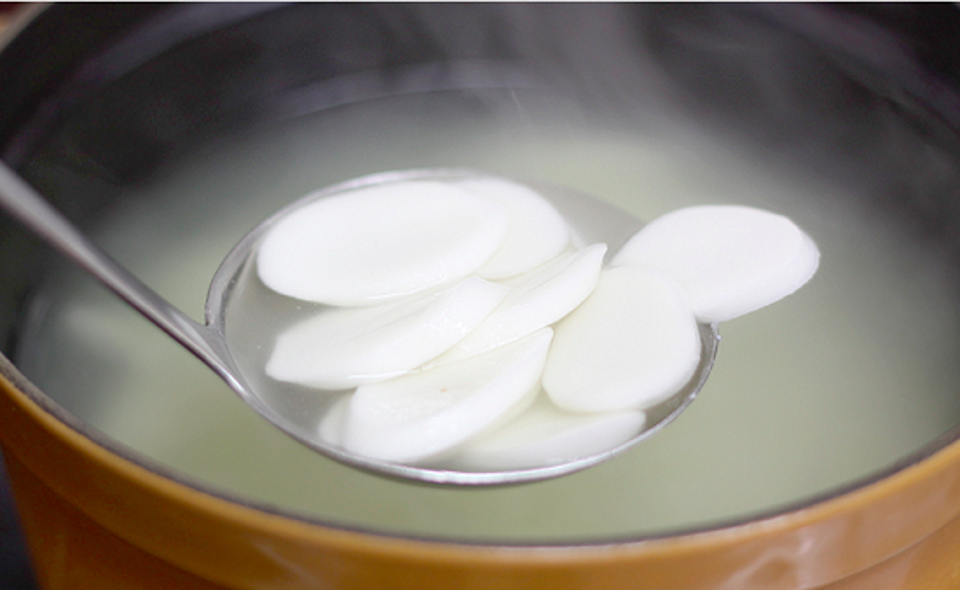 Cách làm món canh bánh gạo Hàn Quốc đón tết may mắn