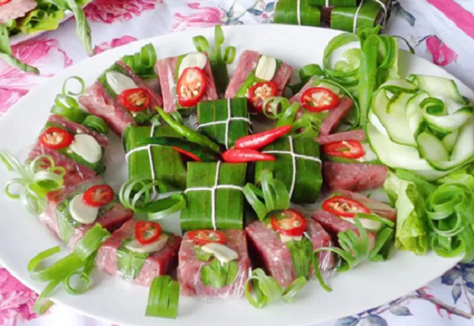 Cách làm nem chua bò thơm ngon đãi khách ngày Tết