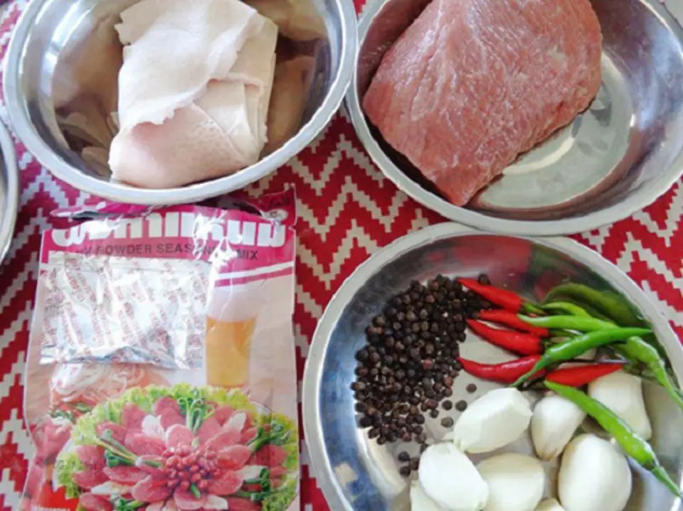 Cách làm nem chua bò thơm ngon đãi khách ngày Tết