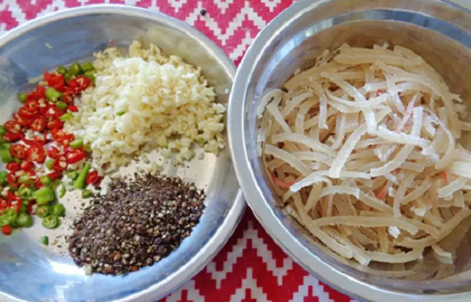 Cách làm nem chua bò thơm ngon đãi khách ngày Tết