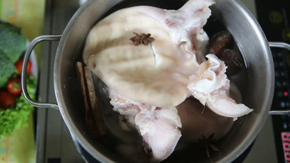 Cách làm tai heo hầm ngũ vị dai dai sần sật cho ngày Tết