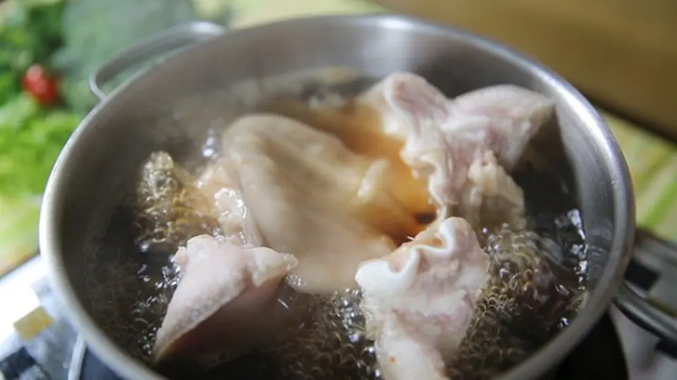 Cách làm tai heo hầm ngũ vị dai dai sần sật cho ngày Tết