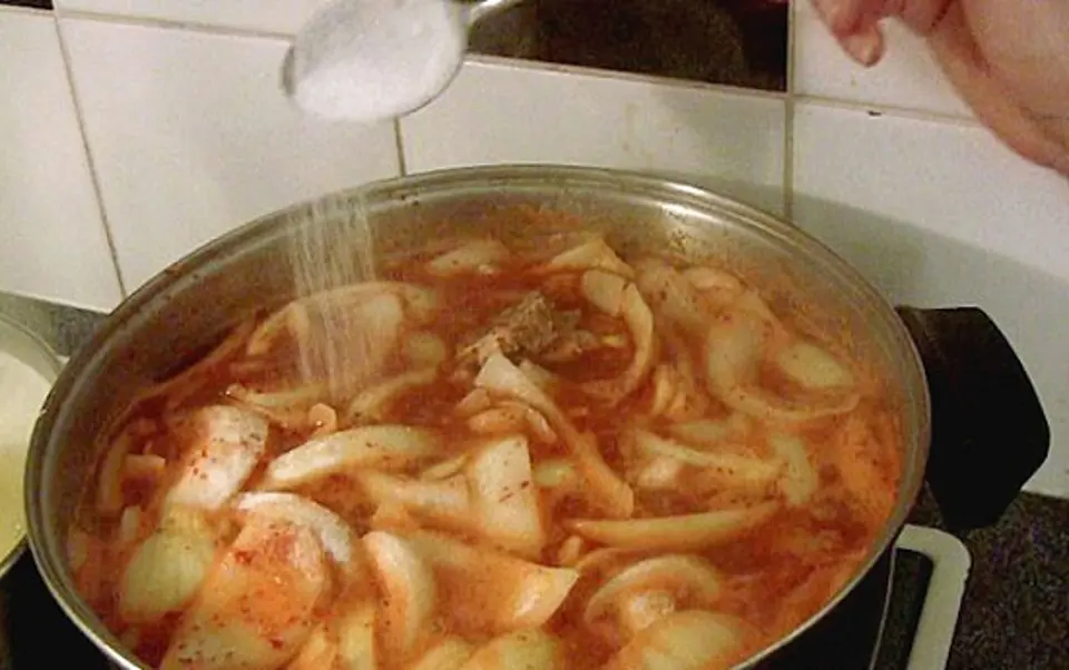 Cách làm canh xương hầm cay ngon cho bữa tối