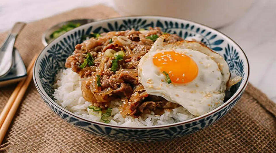 Cách làm cơm thịt bò xào hành tây kiểu Nhật (Gyudon) cực hấp dẫn