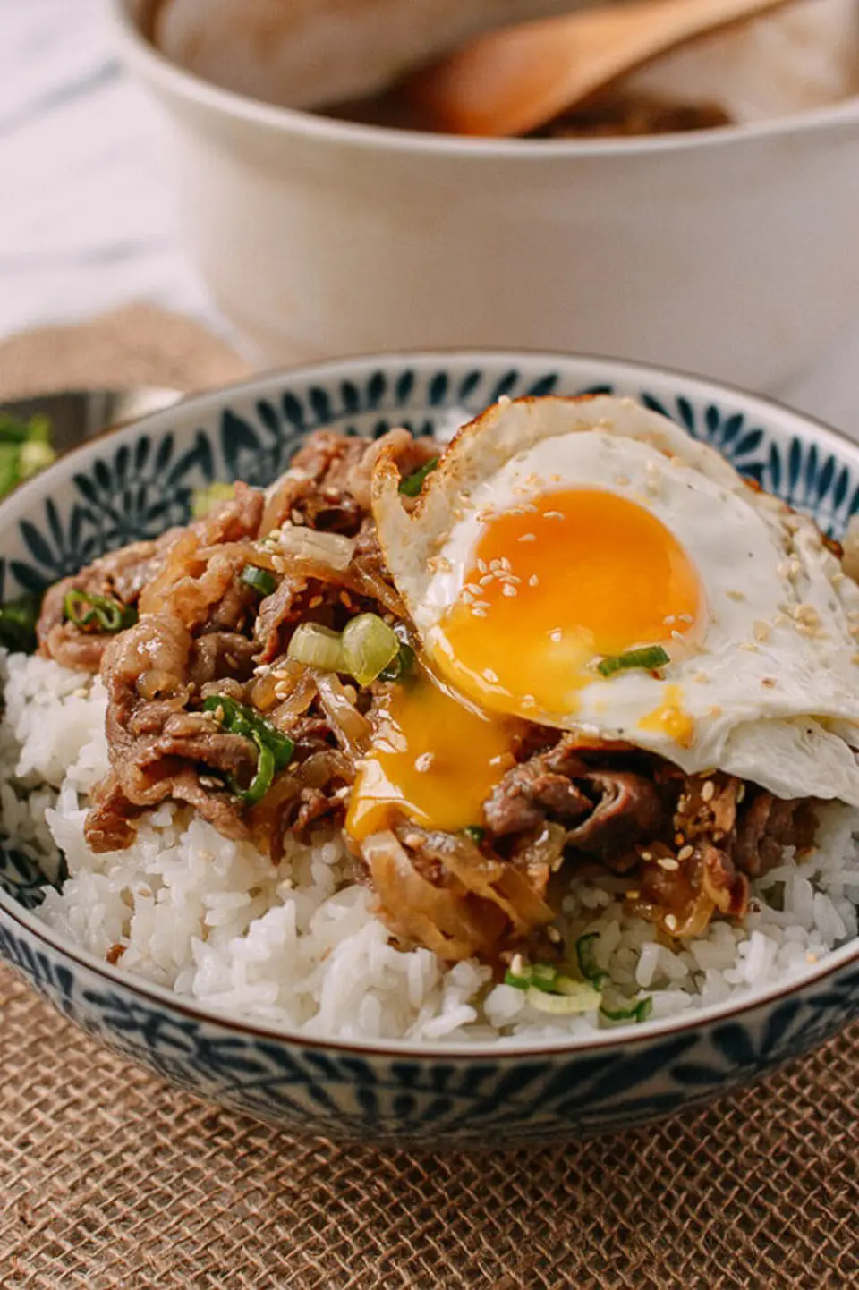 Cách làm cơm thịt bò xào hành tây kiểu Nhật (Gyudon) cực hấp dẫn