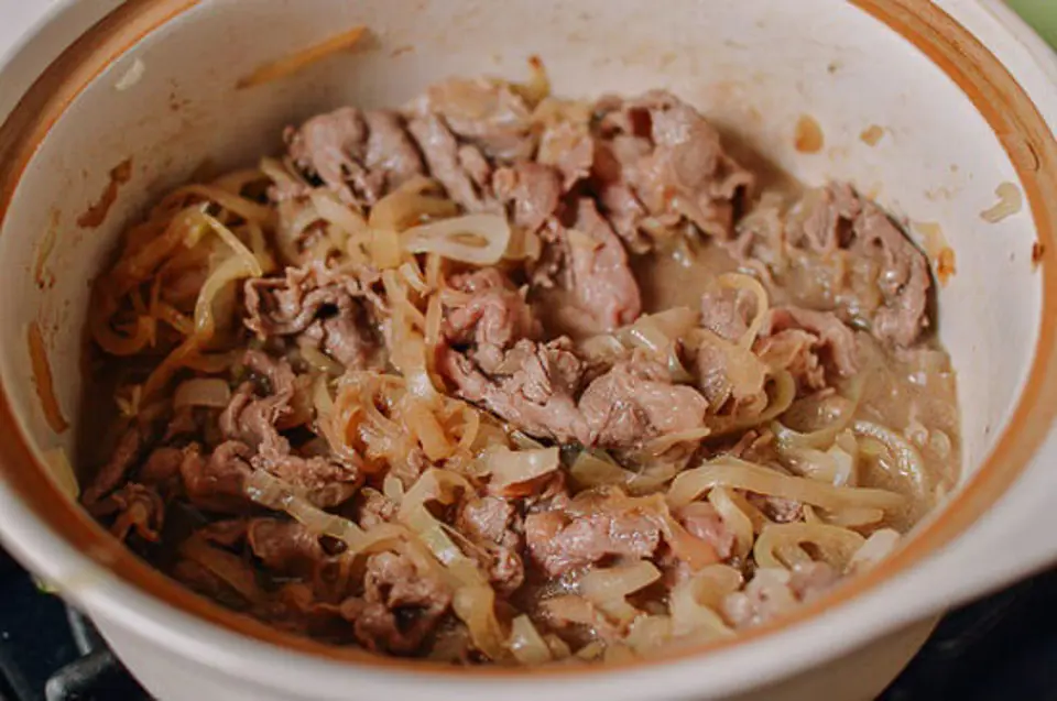 Cách làm cơm thịt bò xào hành tây kiểu Nhật (Gyudon) cực hấp dẫn
