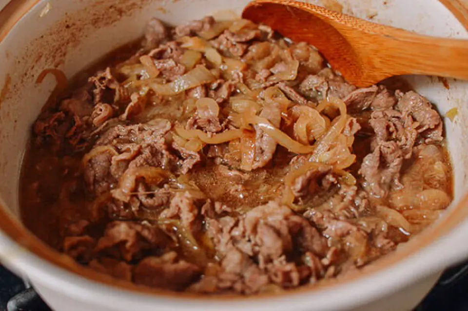 Cách làm cơm thịt bò xào hành tây kiểu Nhật (Gyudon) cực hấp dẫn