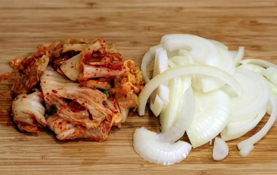 Cách làm kim chi chiên với đậu phụ đậm đà ngon cơm