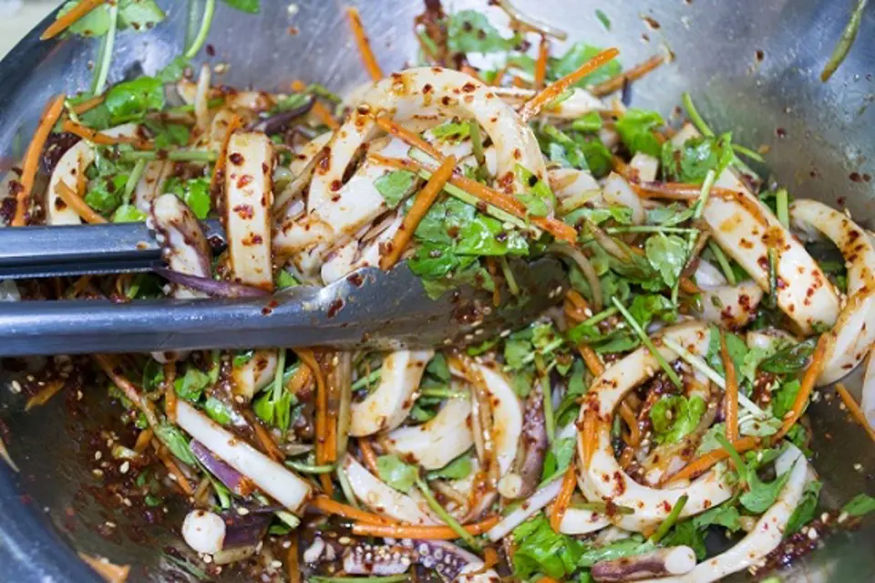 Cách làm salad mực cay siêu hấp dẫn