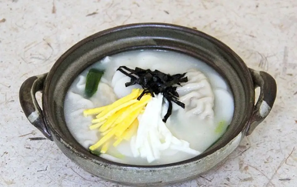 Cách làm súp bánh gạo Hàn Quốc siêu ngon