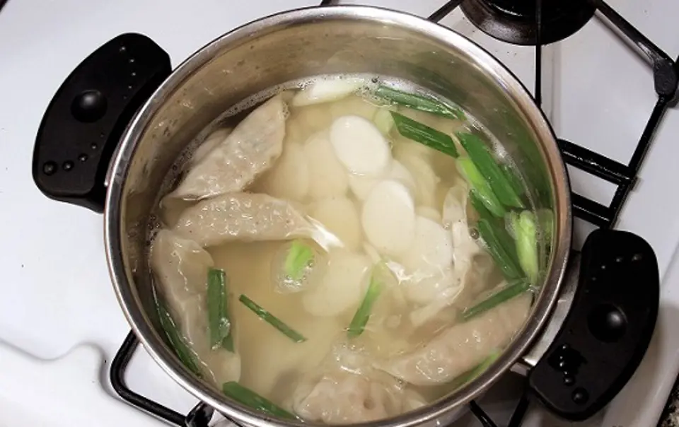 Cách làm súp bánh gạo Hàn Quốc siêu ngon