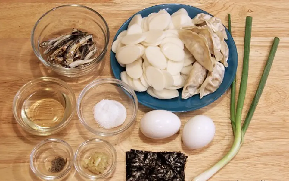 Cách làm súp bánh gạo Hàn Quốc siêu ngon