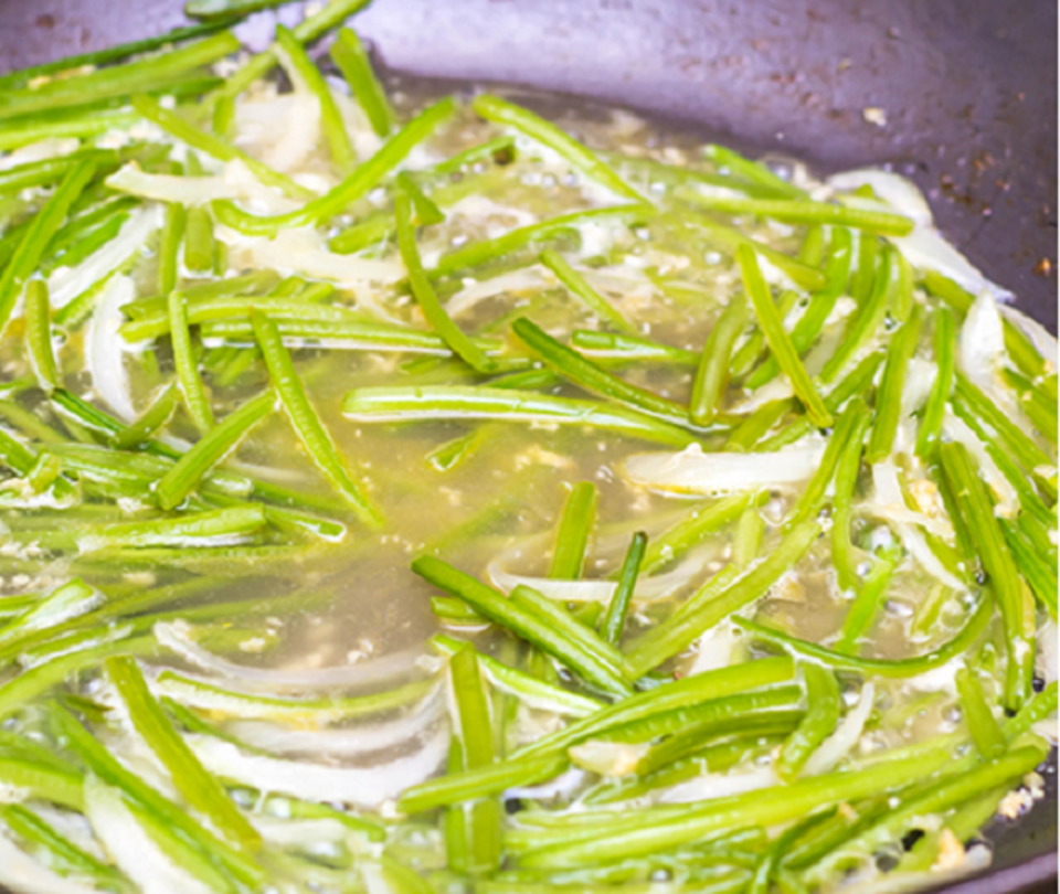 Cách xào thân lá khoai lang cực thơm ngon