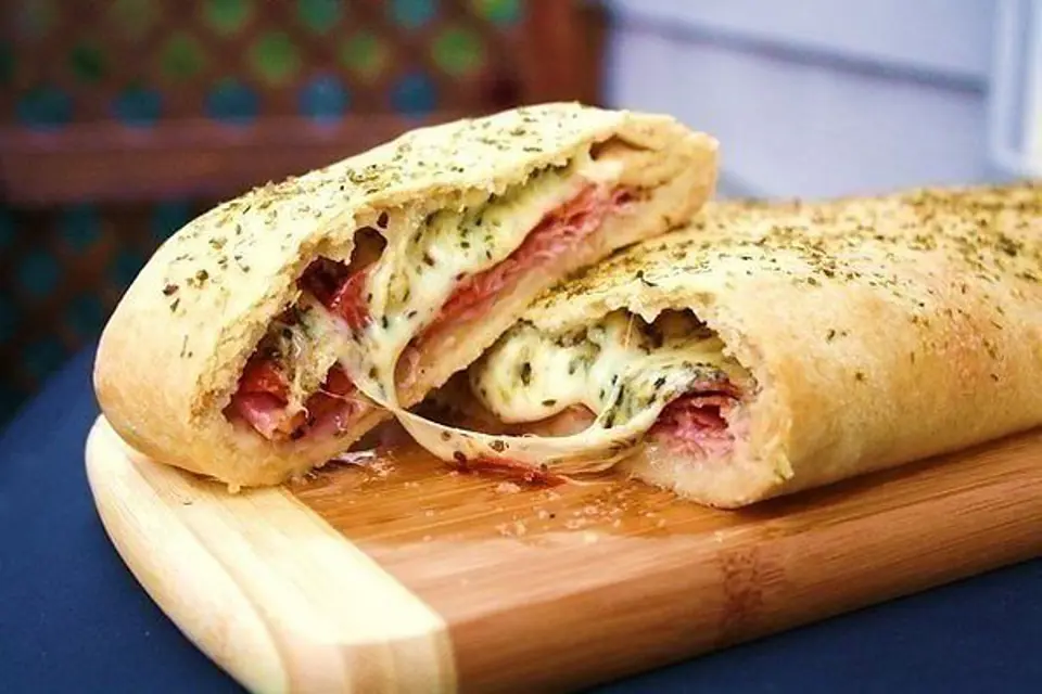 Cách làm bánh pizza cuộn thơm ngon cực lạ