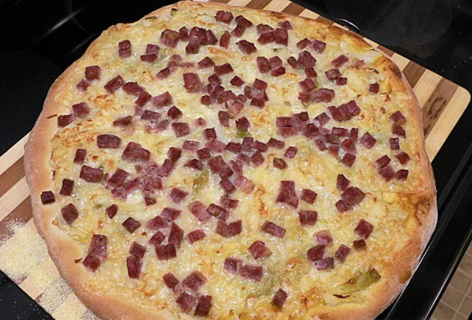 Cách làm bánh pizza thịt bò muối hộp ngon mê li