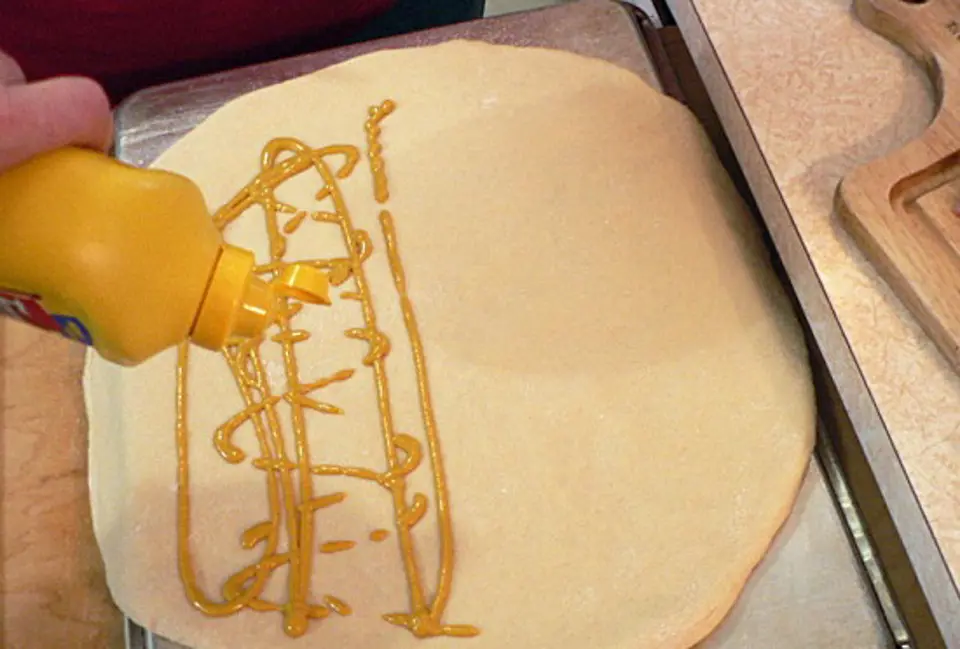 Cách làm bánh pizza thịt bò muối hộp ngon mê li
