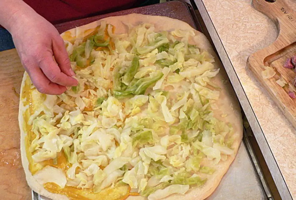 Cách làm bánh pizza thịt bò muối hộp ngon mê li