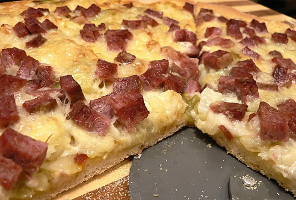 Cách làm bánh pizza thịt bò muối hộp ngon mê li