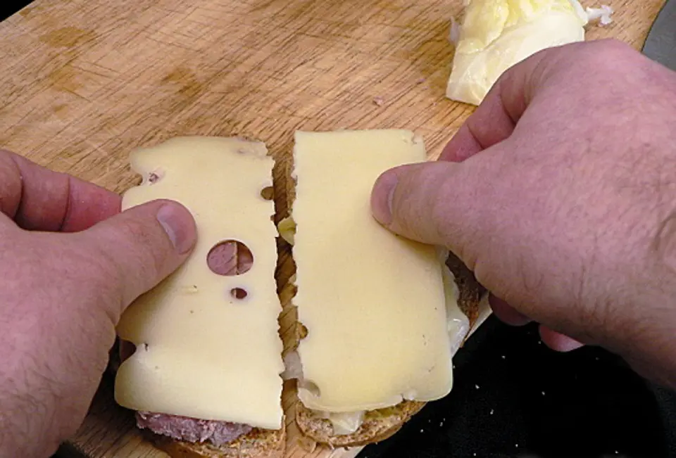 Cách làm bánh sandwich kẹp thịt bò bắp cải ngon tuyệt