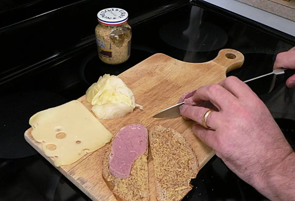 Cách làm bánh sandwich kẹp thịt bò bắp cải ngon tuyệt