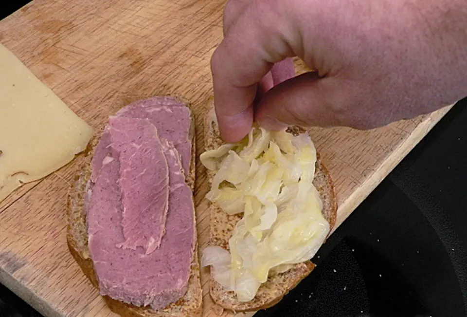 Cách làm bánh sandwich kẹp thịt bò bắp cải ngon tuyệt