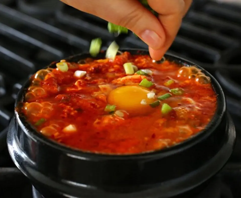 Cách làm canh đậu hũ cay với kim chi ngon mê li