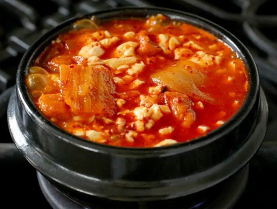Cách làm canh đậu hũ cay với kim chi ngon mê li