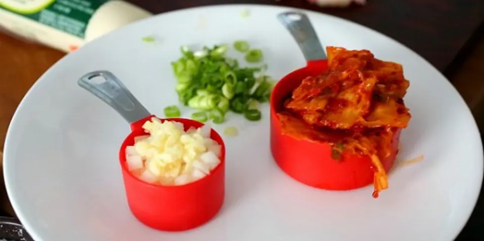Cách làm canh đậu hũ cay với kim chi ngon mê li