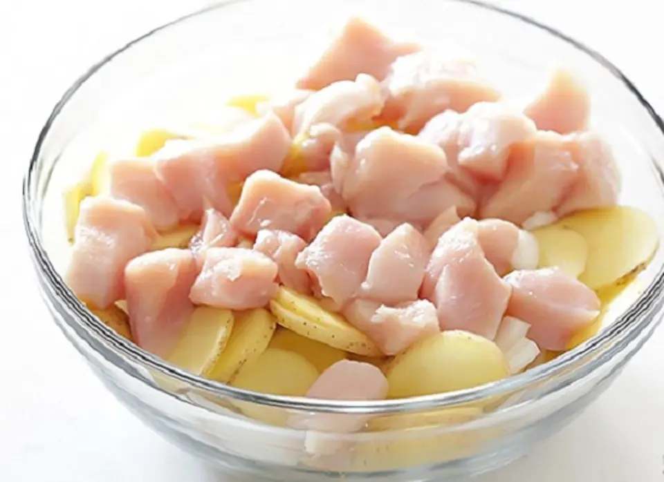 Cách làm gà hầm chanh khoai tây lạ miệng hấp dẫn