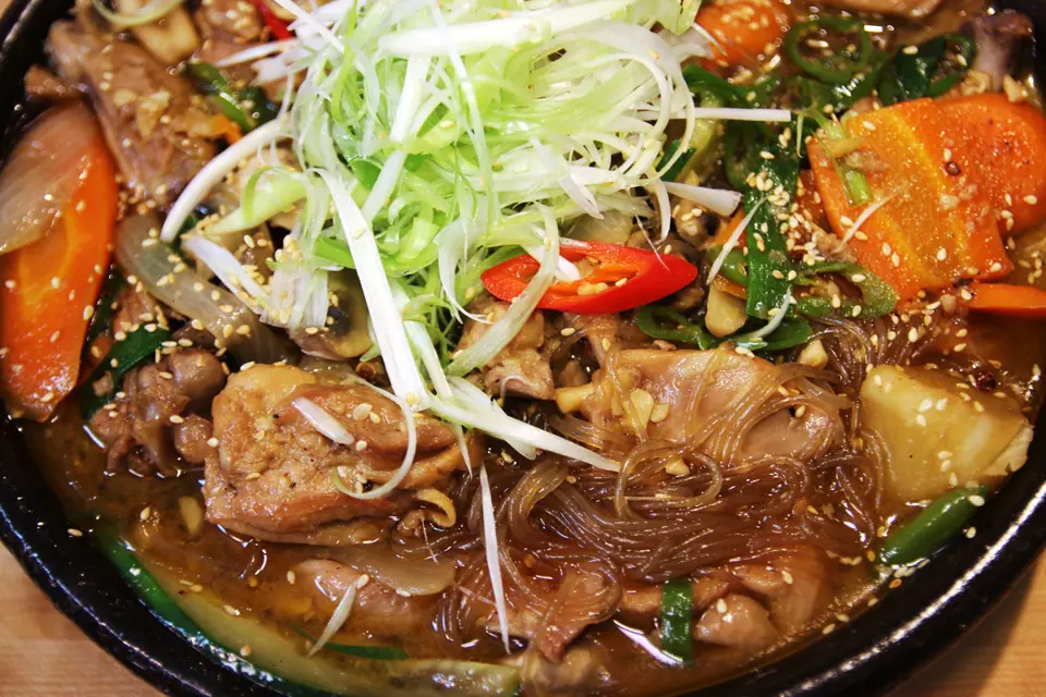 Cách làm gà hầm rau củ kiểu Hàn thơm ngon hết ý