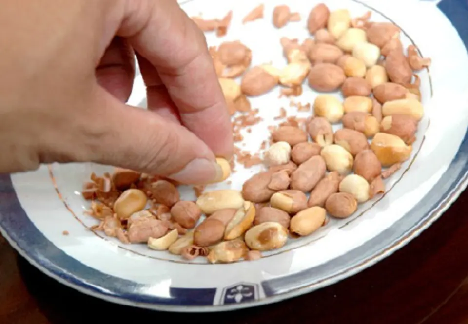Cách làm lạc rang sa tế lạ miệng ngon cơm