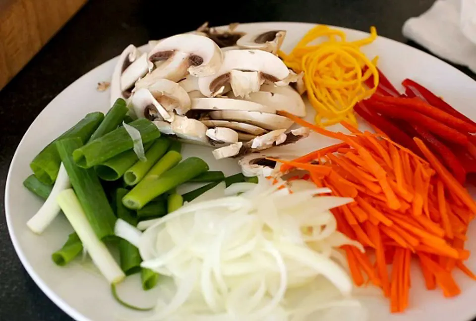 Cách làm miến xào thịt bò rau củ kiểu Hàn