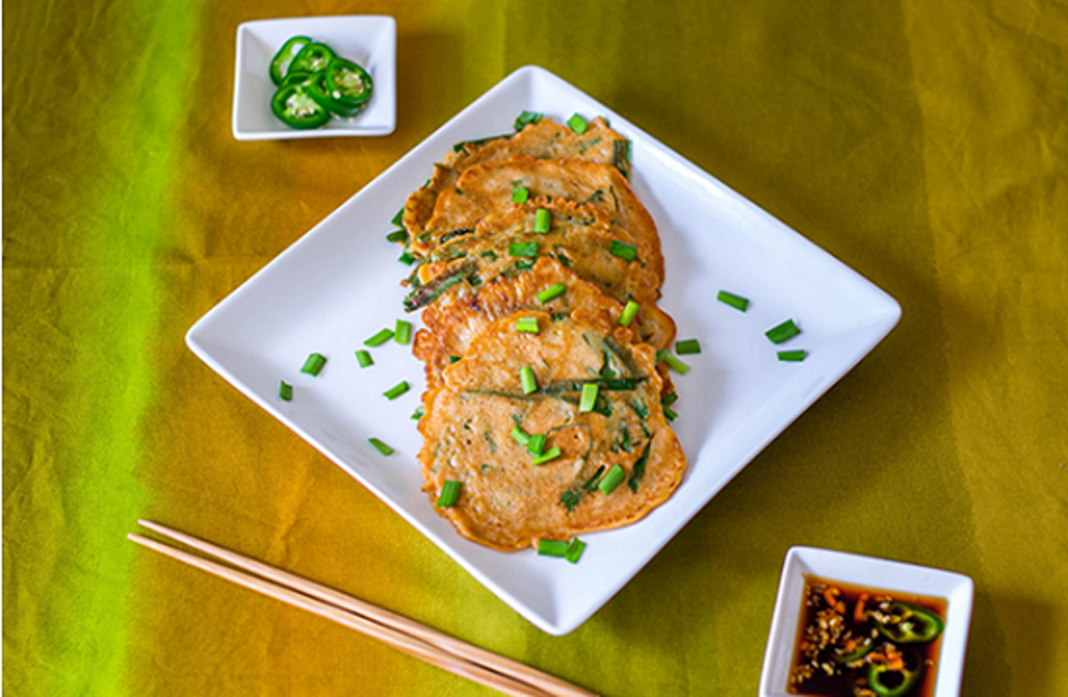 Cách làm pancake cay cay với hẹ tây kiểu Hàn