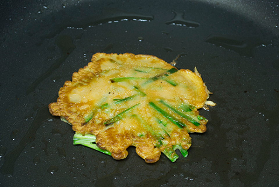 Cách làm pancake cay cay với hẹ tây kiểu Hàn
