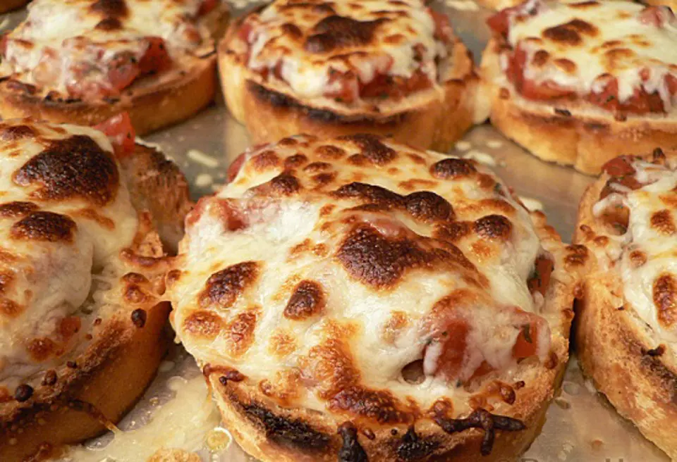 Cách làm pizza bánh mì kiểu Ý siêu ngon