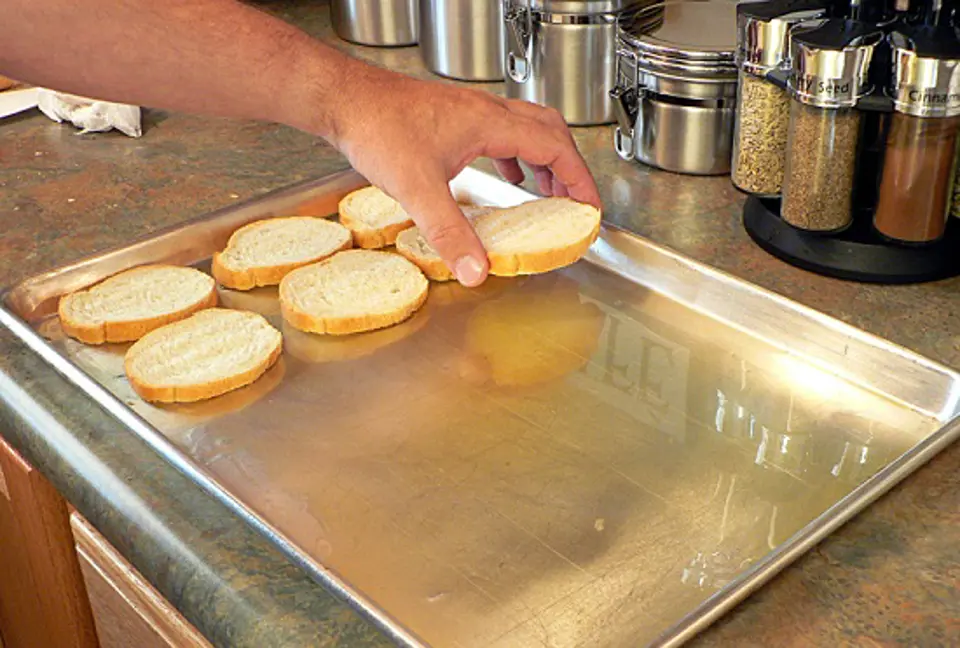 Cách làm pizza bánh mì kiểu Ý siêu ngon