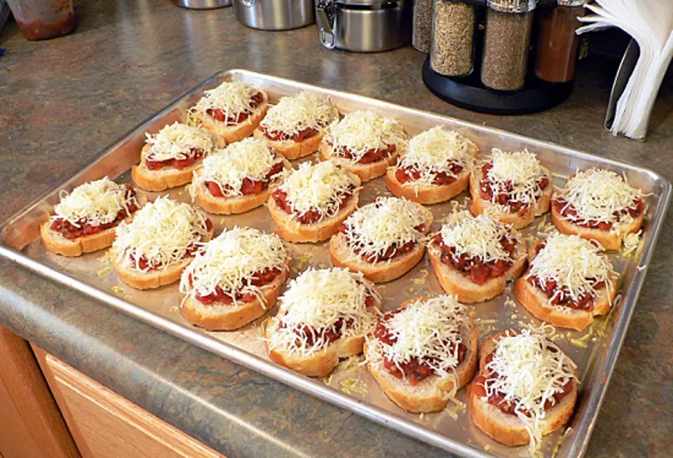 Cách làm pizza bánh mì kiểu Ý siêu ngon