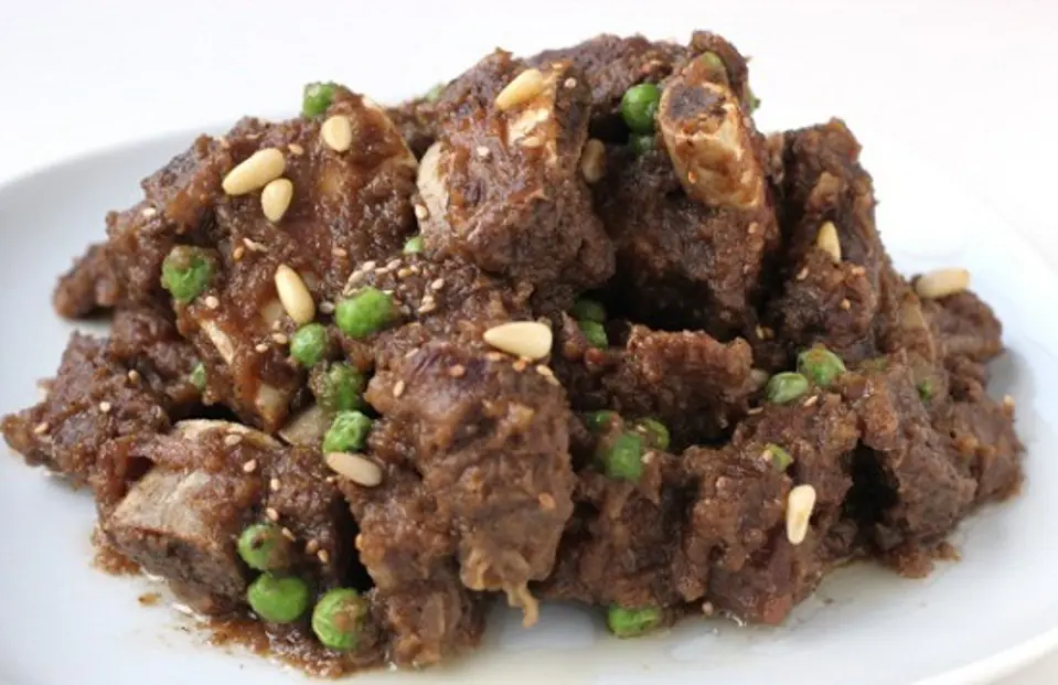 Cách làm sườn bò om Hàn Quốc ngon miễn chê