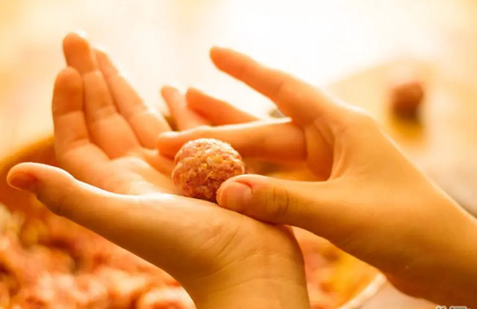 Cách nấu canh thịt viên bánh mì Pháp tuyệt ngon