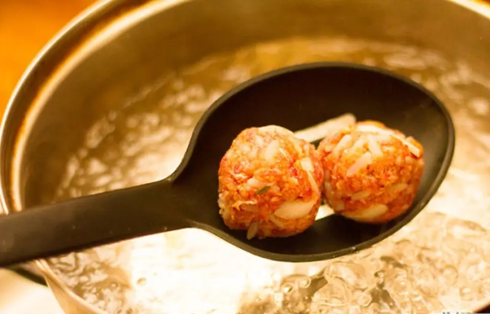 Cách nấu canh thịt viên bánh mì Pháp tuyệt ngon