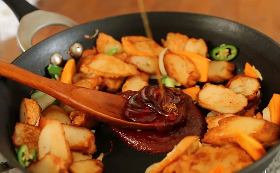 Cách làm chả cá xào cay kiểu Hàn ngon tuyệt