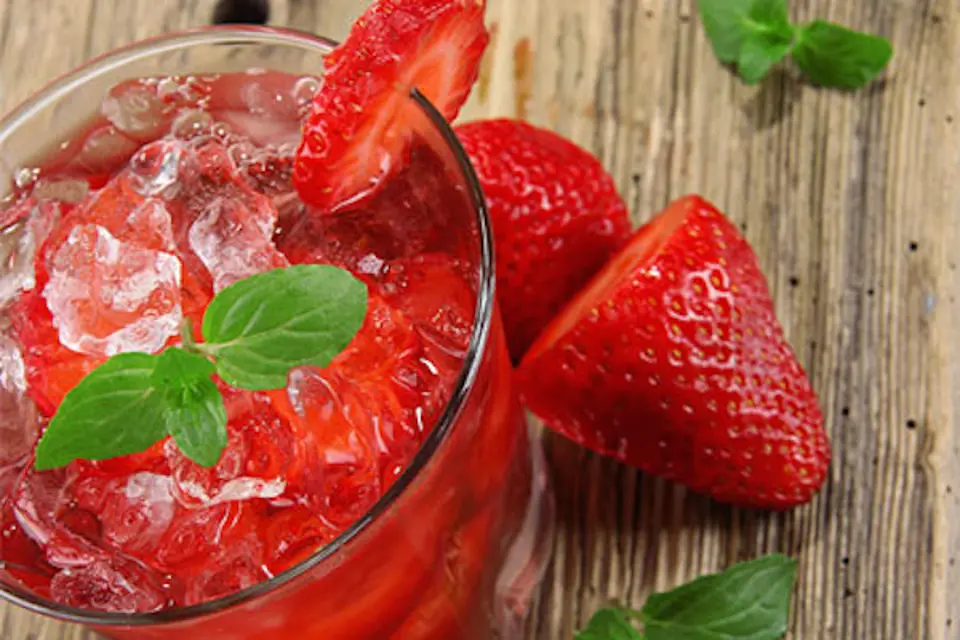 Cách làm cocktail dâu tây giải nhiệt mùa hè