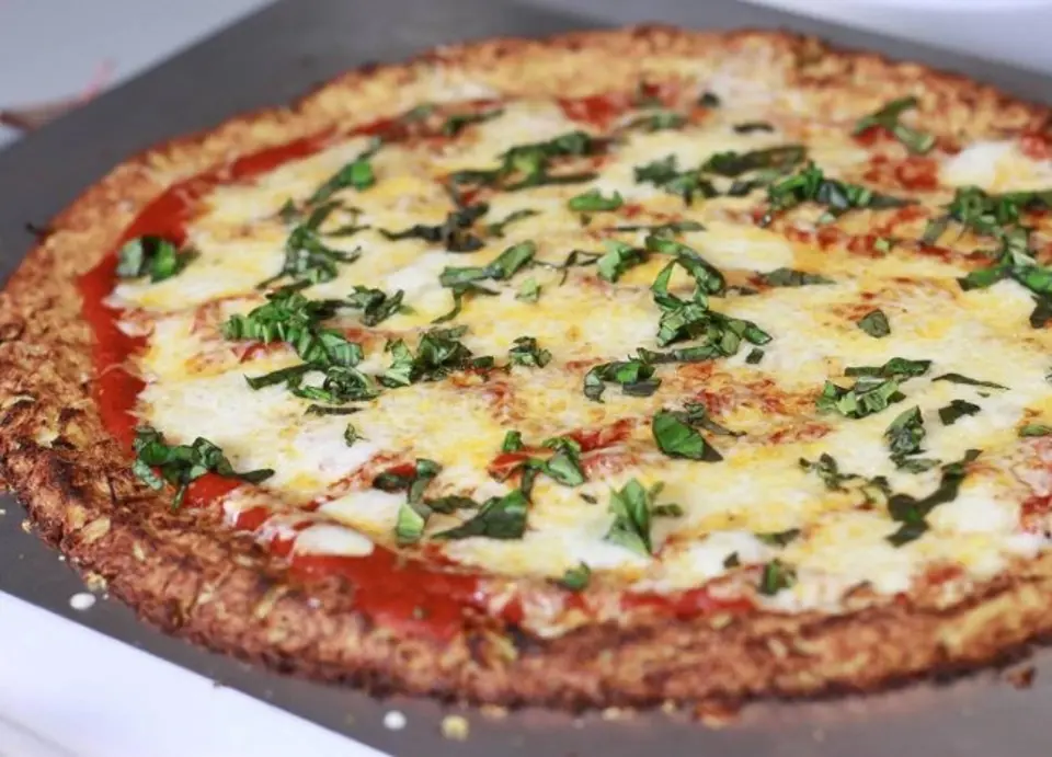 Cách làm pizza với đế bánh làm từ súp lơ