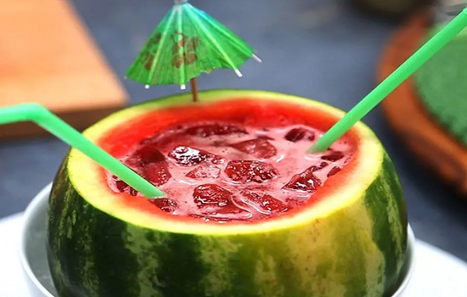 Cách làm cocktail dưa hấu với rượu soju Hàn Quốc mới lạ